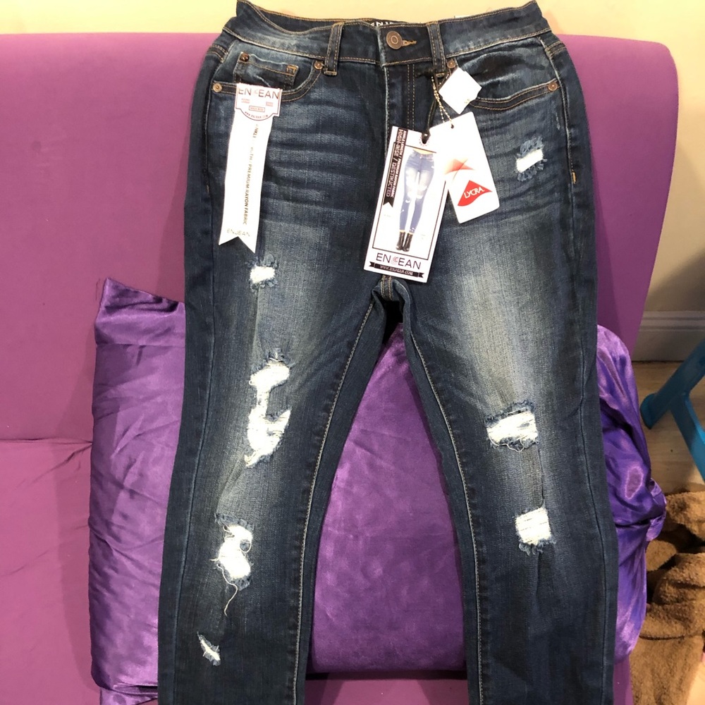 Distressed skinny jeans